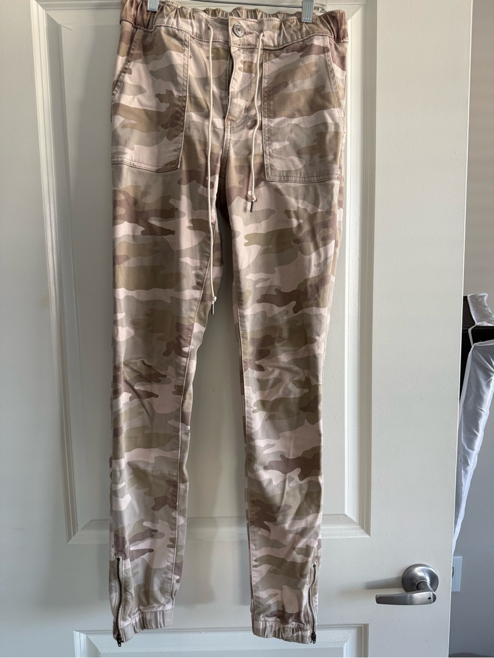 American Eagle Outfitters Beige & Cream Camo Jogger Pants size 4 Xtra Long!